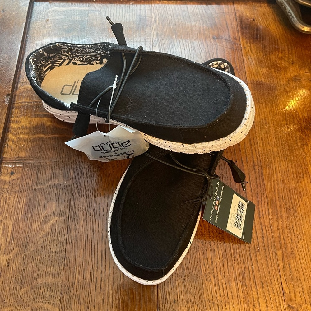 Black size 8 women’s hey dudes never worn